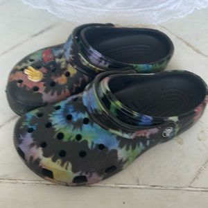 Crocs Girls size 3 black tie dye clogs with jibits